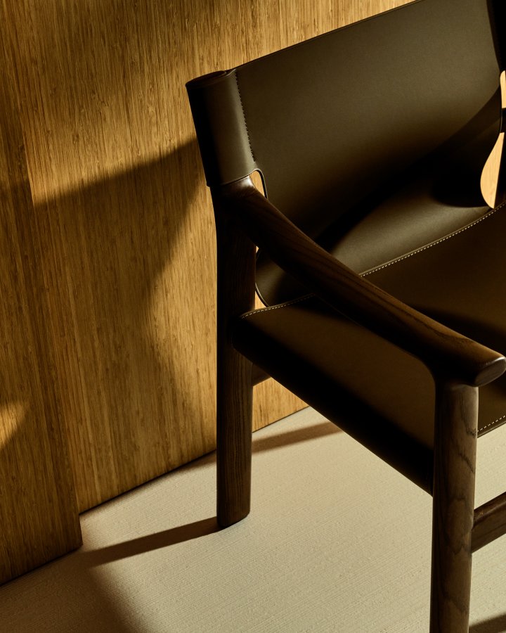 KAVE HOME Jan-stol laget av mrkebrune resirkulerte lrfibre og FSC 100 % heltre ask med valntt