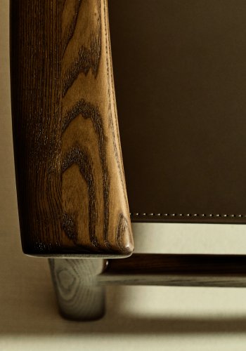 KAVE HOME Jan-stol laget av mrkebrune resirkulerte lrfibre og FSC 100 % heltre ask med valntt