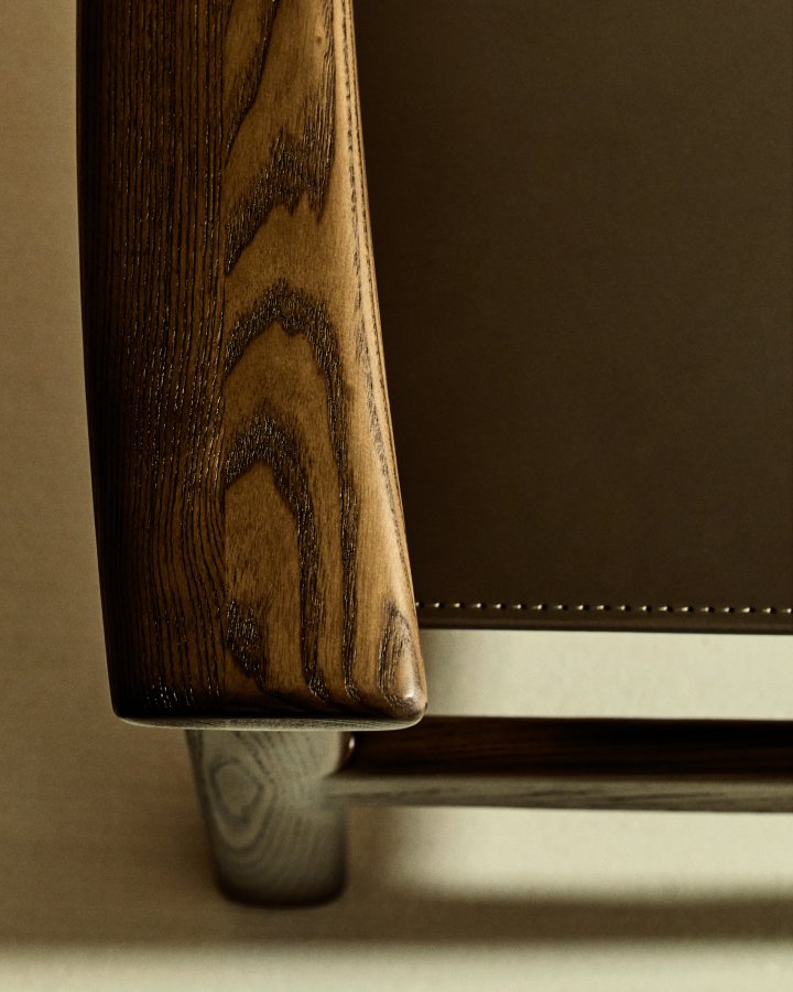 KAVE HOME Jan-stol laget av mrkebrune resirkulerte lrfibre og FSC 100 % heltre ask med valntt