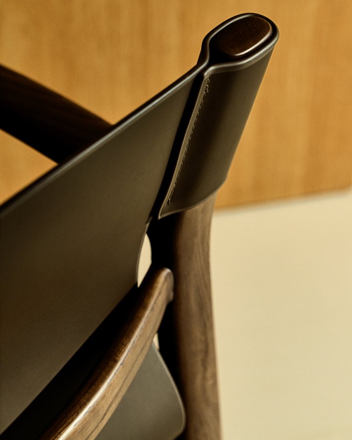 KAVE HOME Jan-stol laget av mrkebrune resirkulerte lrfibre og FSC 100 % heltre ask med valntt