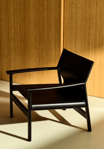 KAVE HOME Jan lenestol laget av svarte resirkulerte lrfibre og FSC 100 % heltre ask med svart