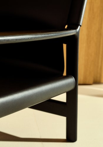 KAVE HOME Jan lenestol laget av svarte resirkulerte lrfibre og FSC 100 % heltre ask med svart