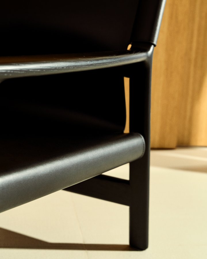 KAVE HOME Jan lenestol laget av svarte resirkulerte lrfibre og FSC 100 % heltre ask med svart