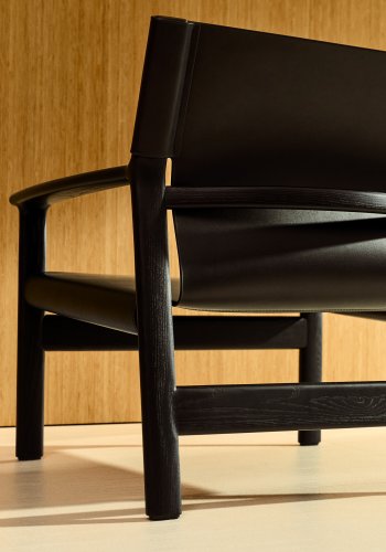 KAVE HOME Jan lenestol laget av svarte resirkulerte lrfibre og FSC 100 % heltre ask med svart