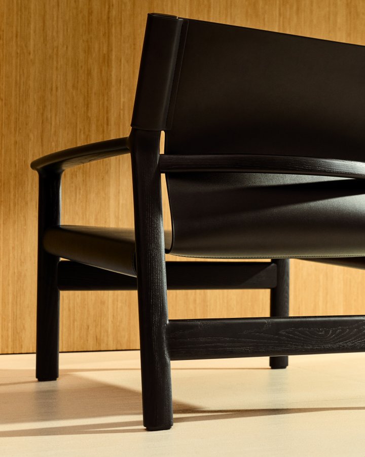 KAVE HOME Jan lenestol laget av svarte resirkulerte lrfibre og FSC 100 % heltre ask med svart