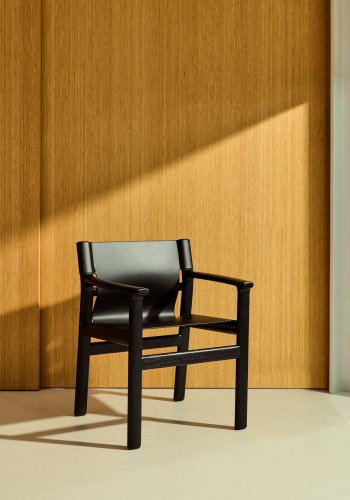 KAVE HOME Jan-stol laget av svarte resirkulerte lrfibre og FSC 100 % heltre ask med svarte finner