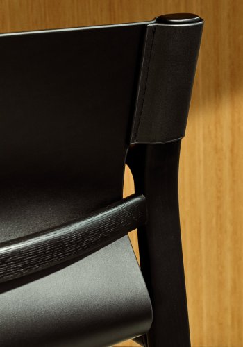 KAVE HOME Jan-stol laget av svarte resirkulerte lrfibre og FSC 100 % heltre ask med svarte finner