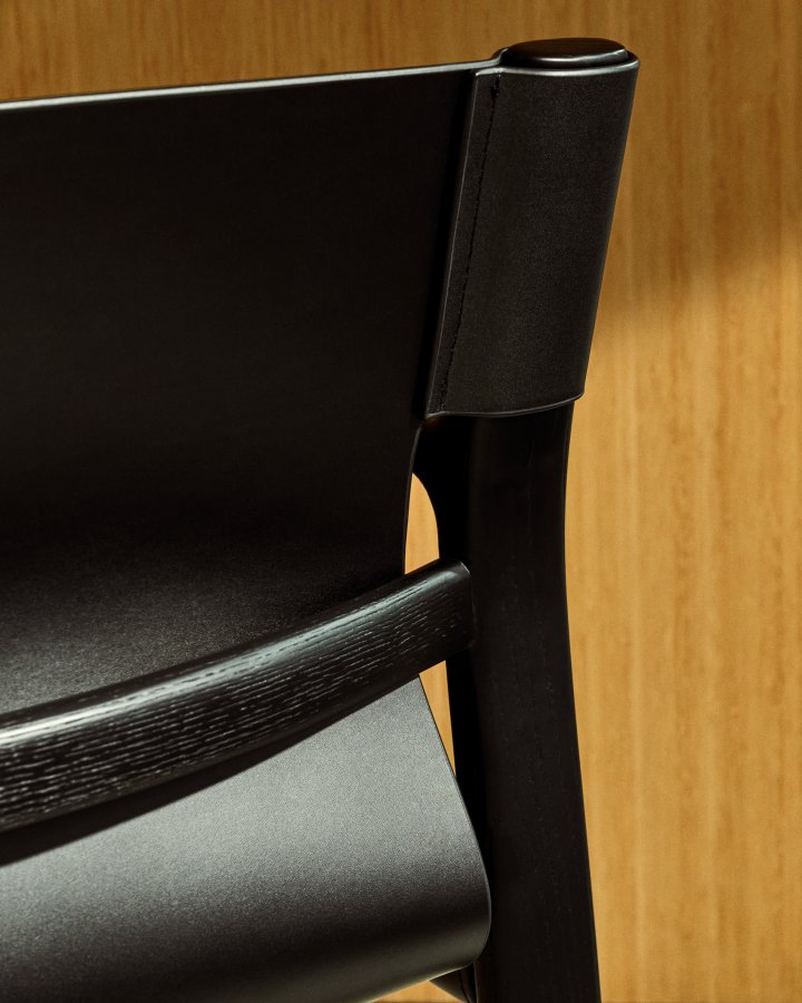 KAVE HOME Jan-stol laget av svarte resirkulerte lrfibre og FSC 100 % heltre ask med svarte finner