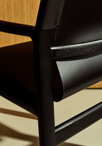 KAVE HOME Jan-stol laget av svarte resirkulerte lrfibre og FSC 100 % heltre ask med svarte finner