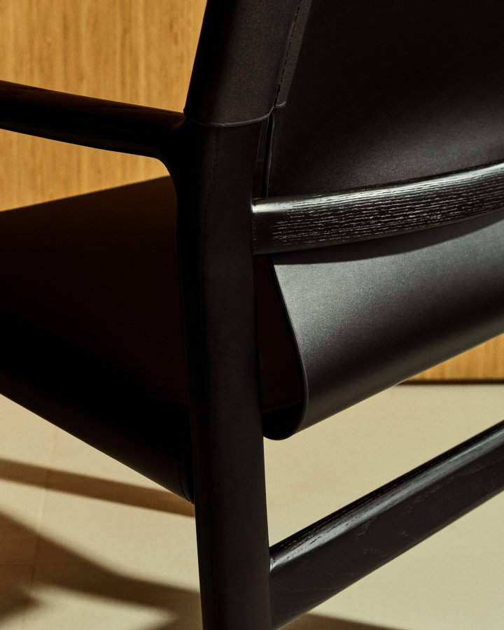 KAVE HOME Jan-stol laget av svarte resirkulerte lrfibre og FSC 100 % heltre ask med svarte finner