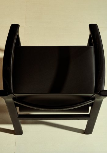 KAVE HOME Jan-stol laget av svarte resirkulerte lrfibre og FSC 100 % heltre ask med svarte finner