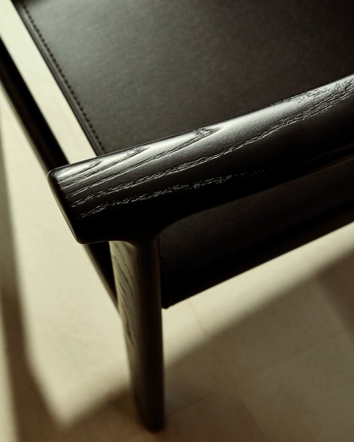 KAVE HOME Jan-stol laget av svarte resirkulerte lrfibre og FSC 100 % heltre ask med svarte finner