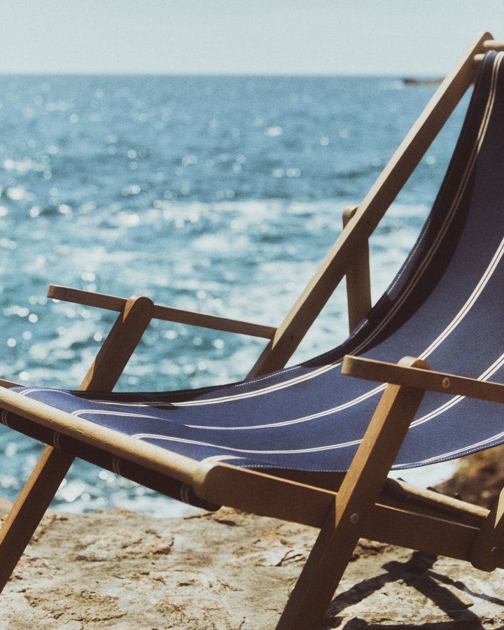 KAVE HOME Vilara udend�rs liggestol, foldbar - bl� og beige stribet stof og natur akacietr�