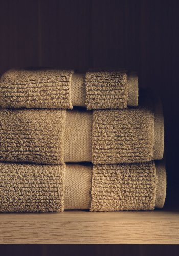 KAVE HOME Olvira badeh�ndkl�de - m�rkegr�n bomuld med jacquardkant (70x140)