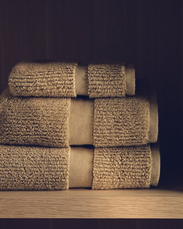 KAVE HOME Olvira badeh�ndkl�de - m�rkegr�n bomuld med jacquardkant (70x140)