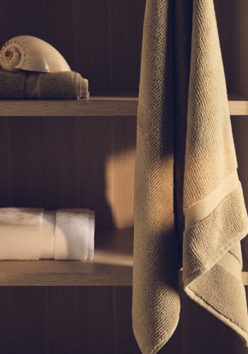 KAVE HOME Olvira badeh�ndkl�de - m�rkegr�n bomuld med jacquardkant (70x140)