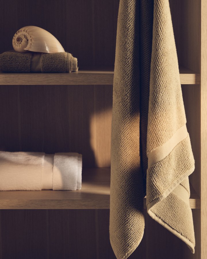 KAVE HOME Olvira badeh�ndkl�de - m�rkegr�n bomuld med jacquardkant (70x140)