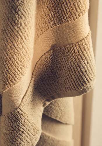 KAVE HOME Olvira badeh�ndkl�de - m�rkegr�n bomuld med jacquardkant (70x140)