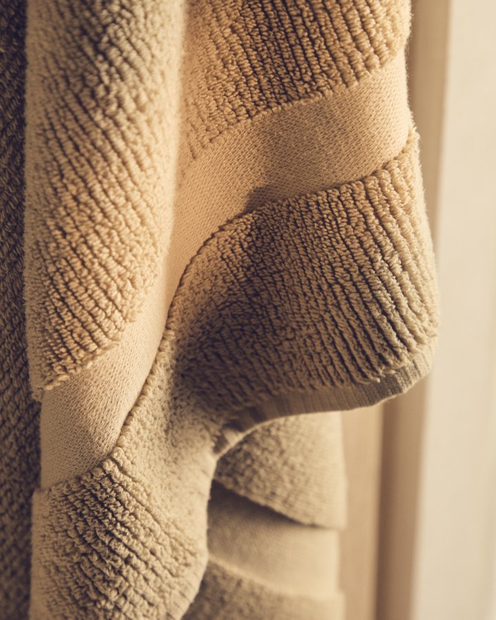 KAVE HOME Olvira badeh�ndkl�de - m�rkegr�n bomuld med jacquardkant (70x140)