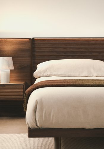 KAVE HOME Norlen sengeramme, m. 2 natborde og LED-lys - valn�ddefiner med m�rk finish (180x200)