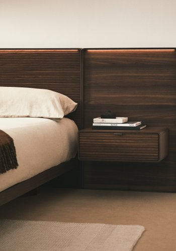 KAVE HOME Norlen sengeramme, m. 2 natborde og LED-lys - valn�ddefiner med m�rk finish (180x200)