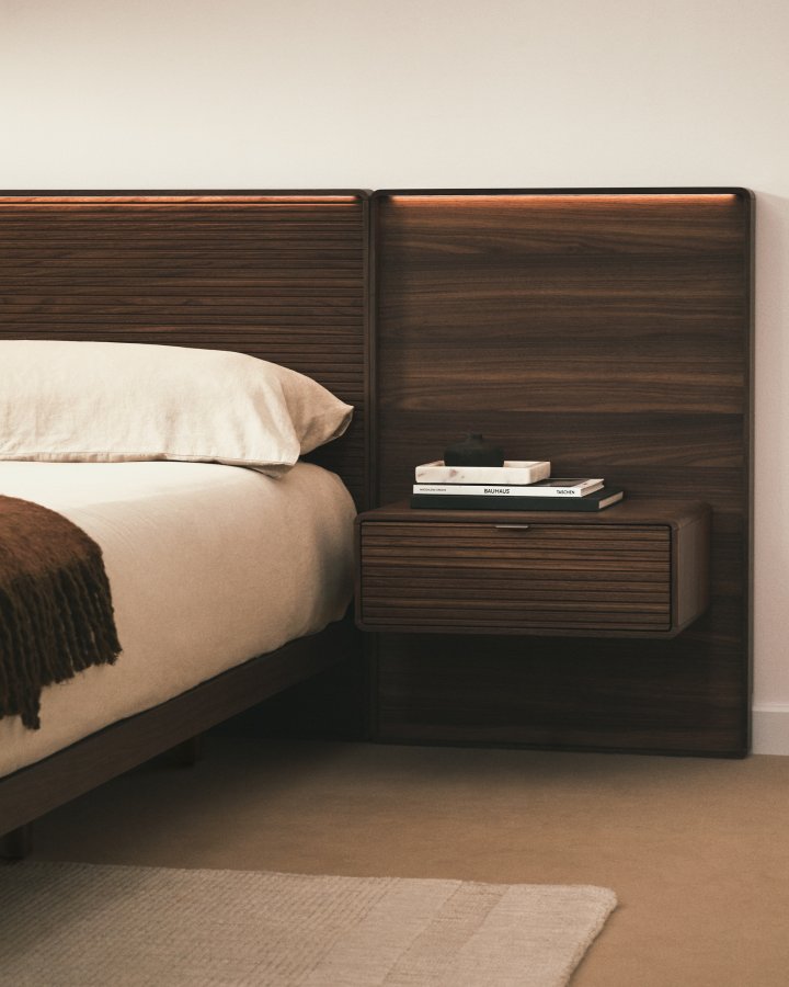 KAVE HOME Norlen sengeramme, m. 2 natborde og LED-lys - valn�ddefiner med m�rk finish (180x200)