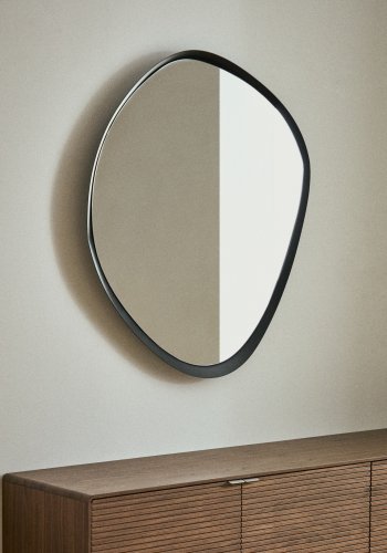 KAVE HOME v�gspejl, asymmetrisk - spejlglas og sort metal (67,5x74,5)