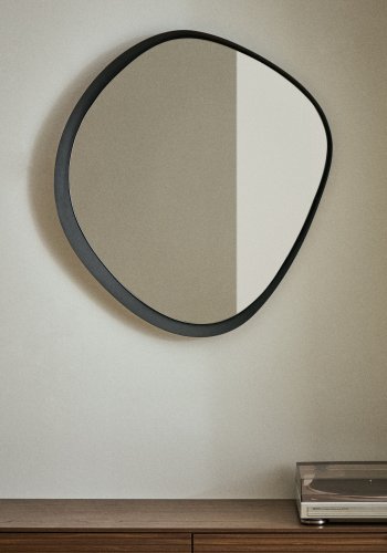 KAVE HOME v�gspejl, asymmetrisk - spejlglas og sort metal (85x93,5)