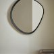 KAVE HOME v�gspejl, asymmetrisk - spejlglas og sort metal (85x93,5)
