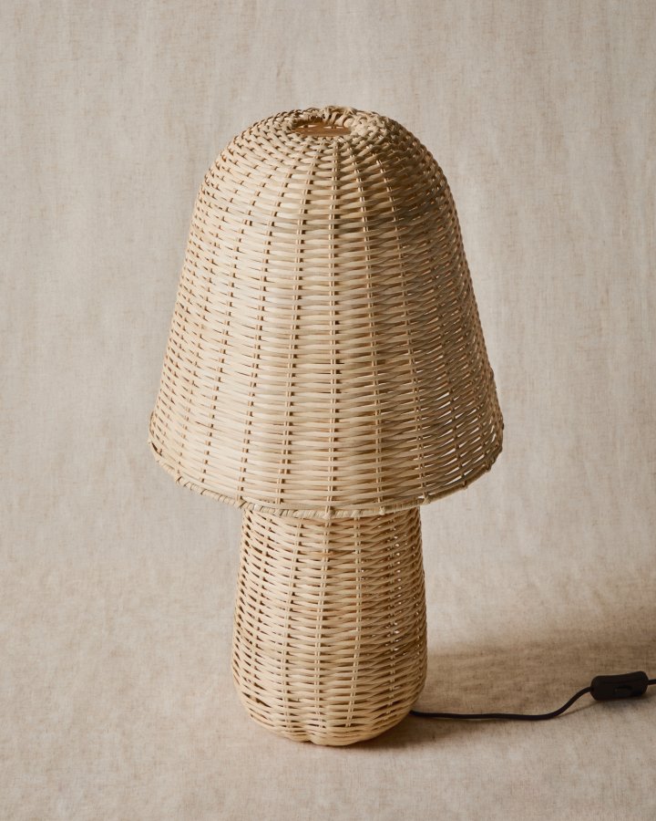 KAVE HOME Neuda bordlampe - rattan med lys finish