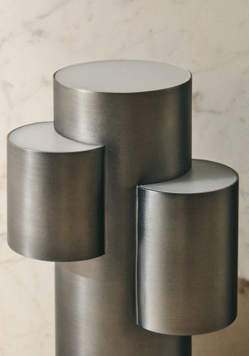 KAVE HOME Adrina b�rbar LED-bordlampe - m�rkegr� metal med b�rstet finish