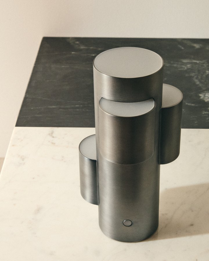 KAVE HOME Adrina b�rbar LED-bordlampe - m�rkegr� metal med b�rstet finish