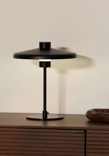 KAVE HOME Nuvira bordlampe - sort satin metal