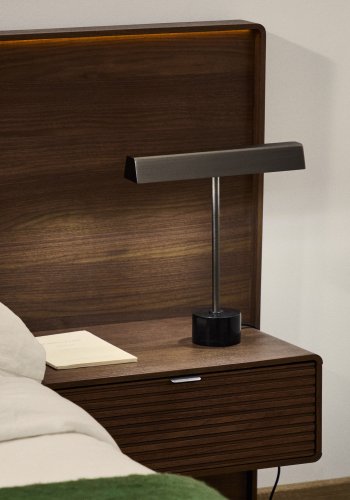 KAVE HOME Lynor bordlampe - b�rstet metal med sort marmorfod