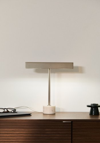 KAVE HOME Lynor bordlampe - b�rstet metal og hvid marmor