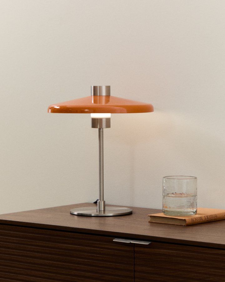 KAVE HOME Nuvira bordlampe - orange og lysegr� b�rstet metal