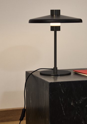 KAVE HOME Nuvira bordlampe - sort satin metal