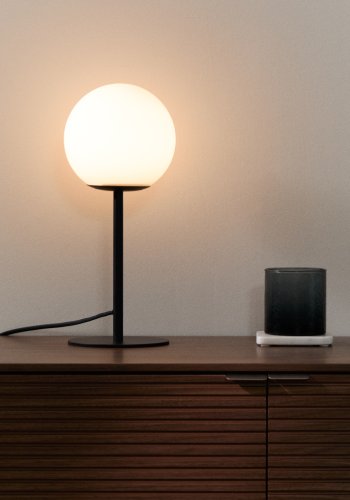 KAVE HOME Brisia bordlampe - 1 matteret glaskugle og sort metal (�15)