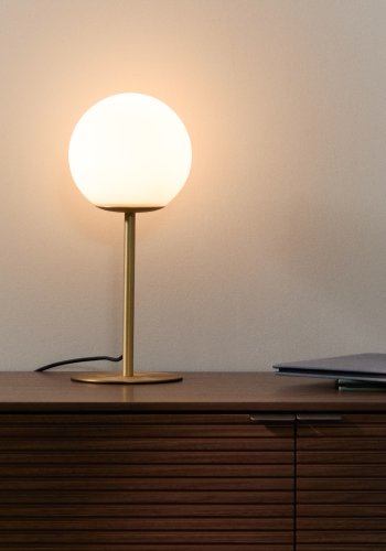 KAVE HOME Brisia bordlampe - 1 matteret glaskugle og b�rstet messingfinish metal (�15)