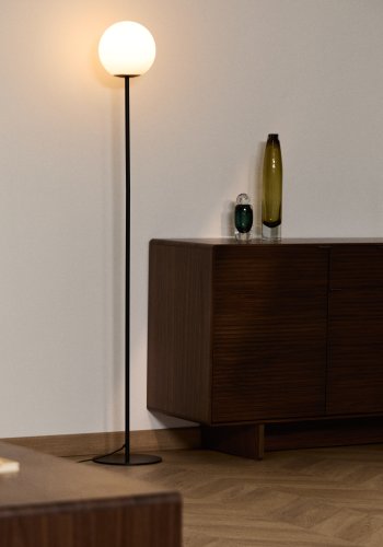 KAVE HOME Brisia gulvlampe - 1 matteret glaskugle og sort metal (�20)