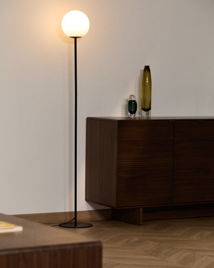 KAVE HOME Brisia gulvlampe - 1 matteret glaskugle og sort metal (�20)