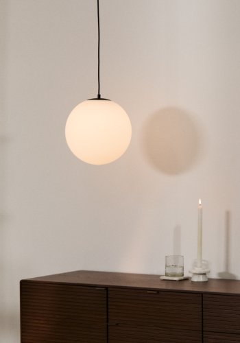 KAVE HOME Brisia loftlampe - 1 matteret glaskugle og sort metal (�30)