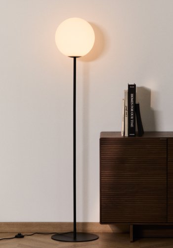 KAVE HOME Brisia gulvlampe - 1 matteret glaskugle og sort metal (�30)