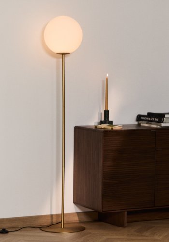KAVE HOME Brisia gulvlampe - 1 matteret glaskugle og b�rstet messingfinish metal (�30)