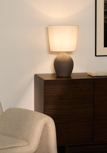 KAVE HOME Viona mellemstor bordlampe - elfenben bomuld og gr� metal med tekstureret steneffekt (H:50)