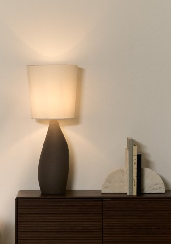 KAVE HOME Viona stor bordlampe - elfenben bomuld og gr� metal med tekstureret steneffekt (H:77)