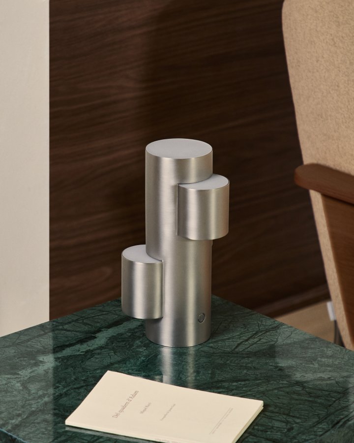 KAVE HOME Adrina b�rbar LED-bordlampe - lysegr� metal med b�rstet finish