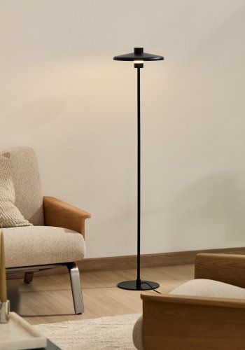 KAVE HOME Nuvira gulvlampe - sort satinmetal