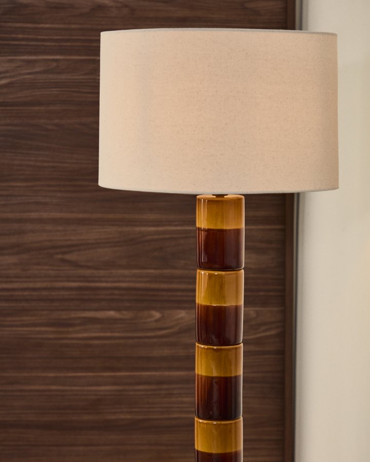 KAVE HOME Mavran gulvlampe - bomuld og brun og sennepsfarvet keramik