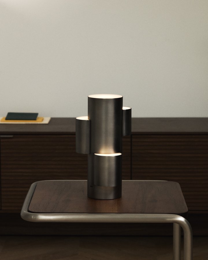 KAVE HOME Adrina b�rbar LED-bordlampe - m�rkegr� metal med b�rstet finish